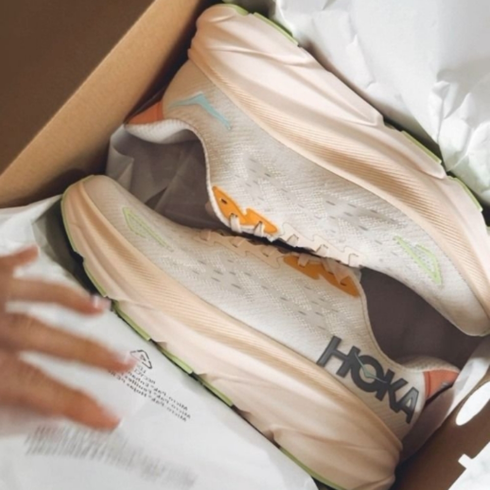 HOKA Women's Clifton 9 Running Shoes EUC